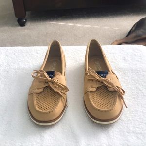 NEW WOMEN’S IVY PERFORATED BOAT SHOES